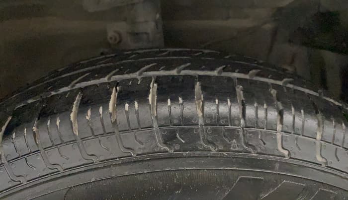 2017 Maruti Swift VXI O, Petrol, Manual, 65,920 km, Right Front Tyre Tread