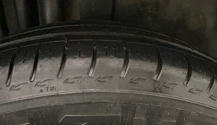 2017 Maruti Swift VXI O, Petrol, Manual, 65,920 km, Right Rear Tyre Tread