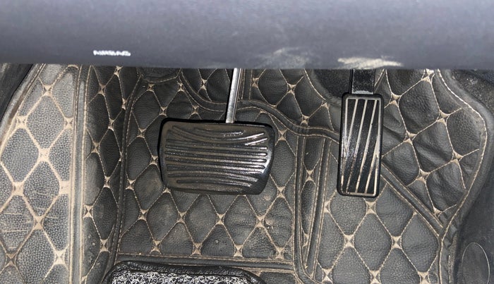 2021 Mahindra XUV700 AX 7 LUXURY P AT 7 STR, Petrol, Automatic, 59,814 km, Pedals