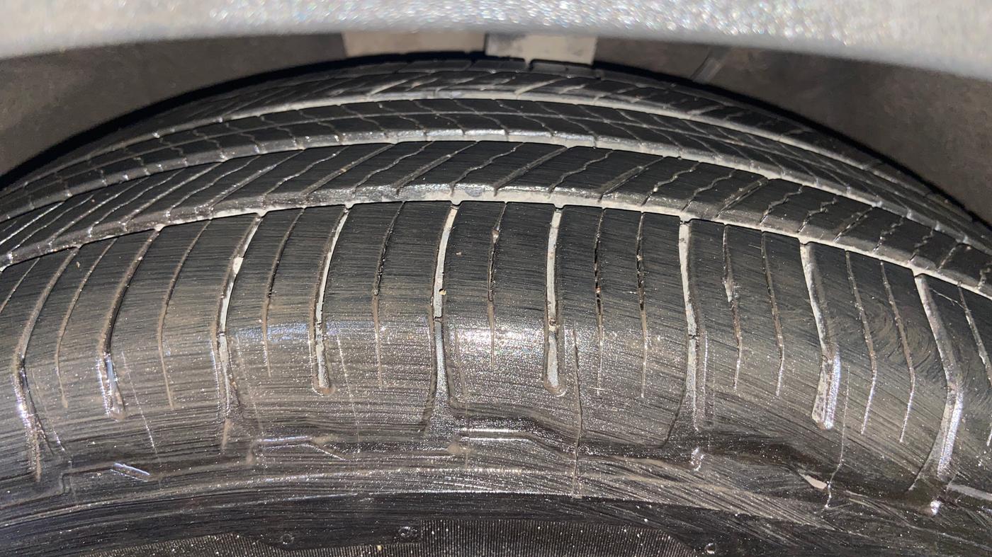 2021 Mahindra XUV700 AX 7 LUXURY P AT 7 STR, Petrol, Automatic, 59,906 km, Left Front Tyre Tread