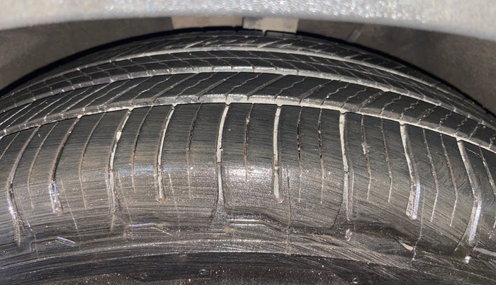 2021 Mahindra XUV700 AX 7 LUXURY P AT 7 STR, Petrol, Automatic, 59,814 km, Left Front Tyre Tread