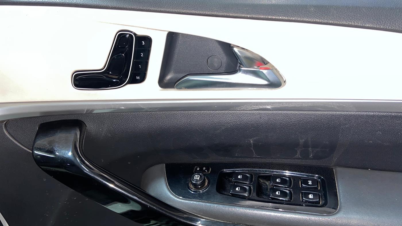 2021 Mahindra XUV700 AX 7 LUXURY P AT 7 STR, Petrol, Automatic, 59,906 km, Driver Side Door Panels Control