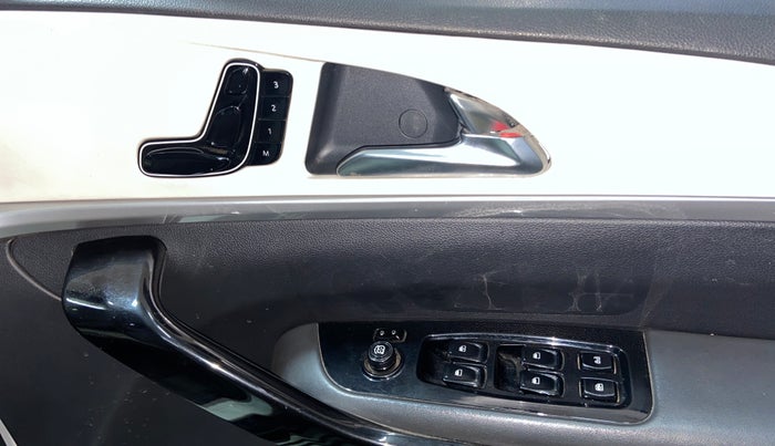 2021 Mahindra XUV700 AX 7 LUXURY P AT 7 STR, Petrol, Automatic, 59,814 km, Driver Side Door Panels Control