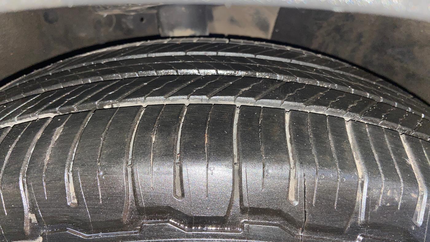 2021 Mahindra XUV700 AX 7 LUXURY P AT 7 STR, Petrol, Automatic, 59,906 km, Right Front Tyre Tread