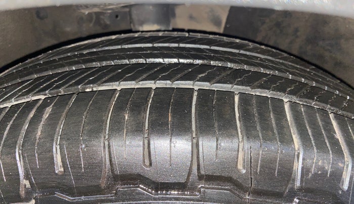 2021 Mahindra XUV700 AX 7 LUXURY P AT 7 STR, Petrol, Automatic, 59,814 km, Right Front Tyre Tread