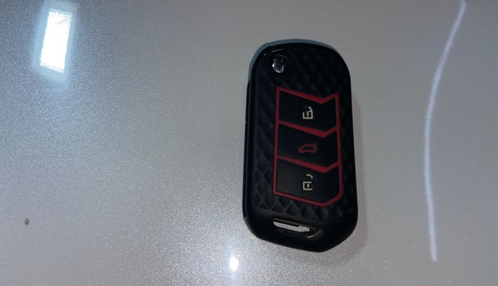 2021 Mahindra XUV700 AX 7 LUXURY P AT 7 STR, Petrol, Automatic, 59,814 km, Key Close Up