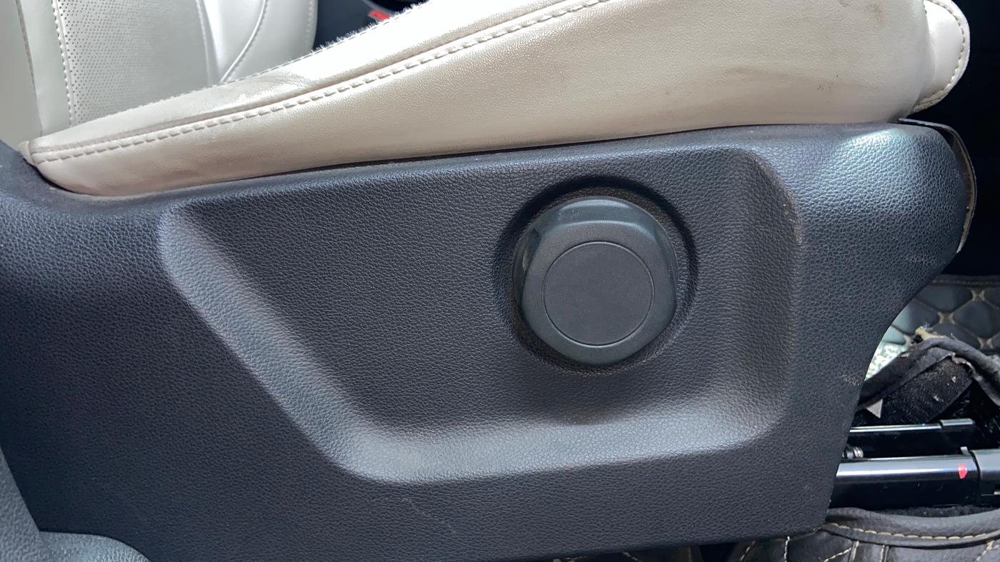 2021 Mahindra XUV700 AX 7 LUXURY P AT 7 STR, Petrol, Automatic, 59,906 km, Driver Side Adjustment Panel