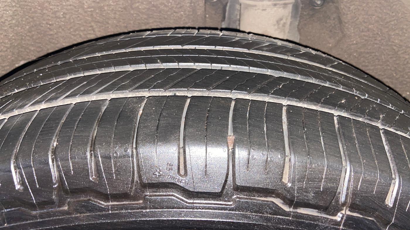 2021 Mahindra XUV700 AX 7 LUXURY P AT 7 STR, Petrol, Automatic, 59,906 km, Left Rear Tyre Tread