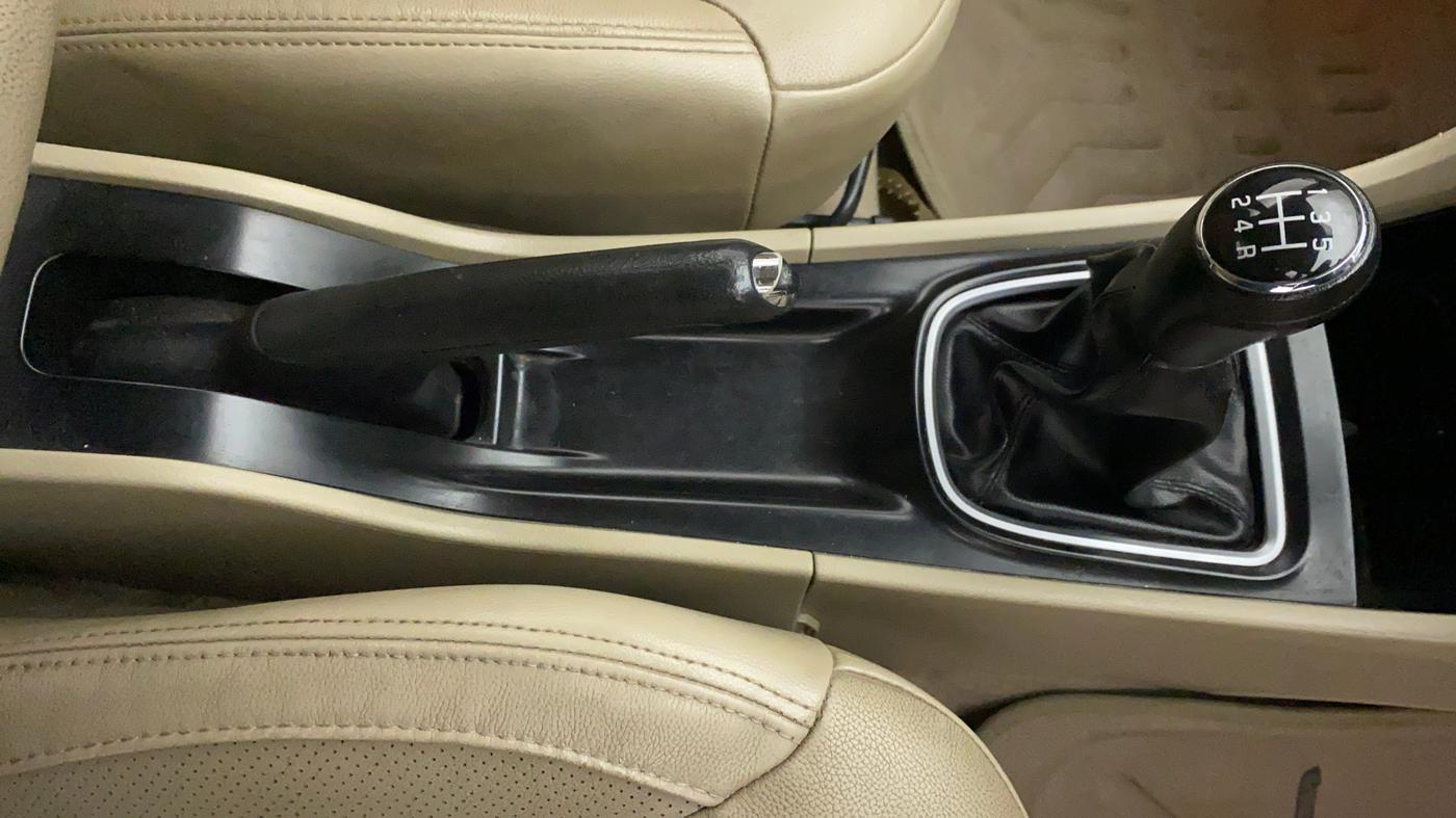 2015 Maruti Ciaz ZXI+, Petrol, Manual, 1,15,379 km, Gear Lever