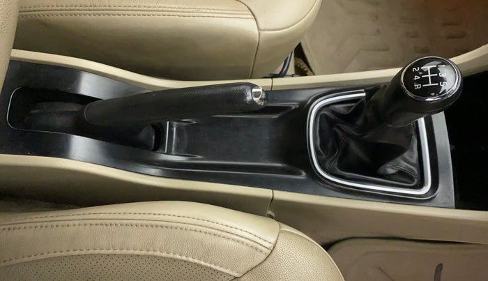 2015 Maruti Ciaz ZXI+, Petrol, Manual, 1,15,379 km, Gear Lever