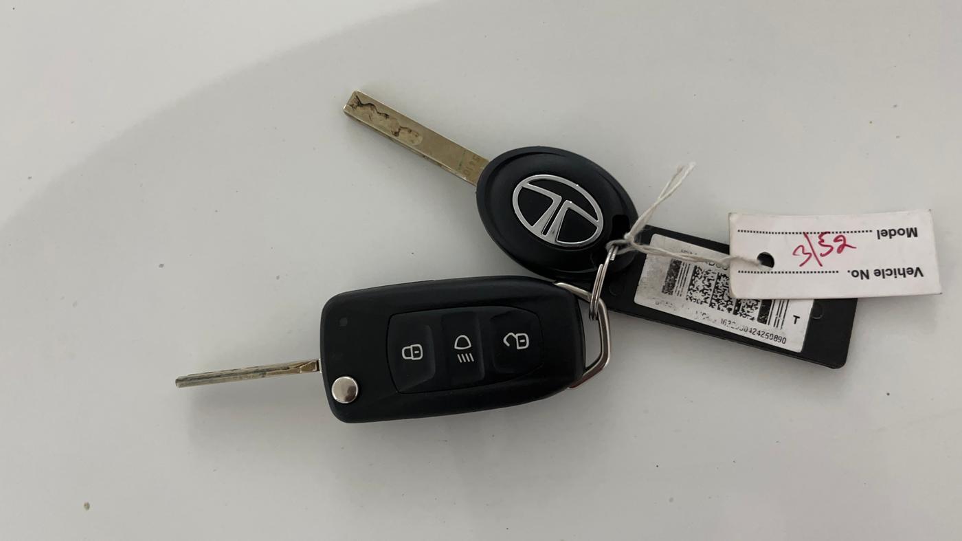 2024 Tata ALTROZ XE PETROL, Petrol, Manual, 8,304 km, Key Close Up