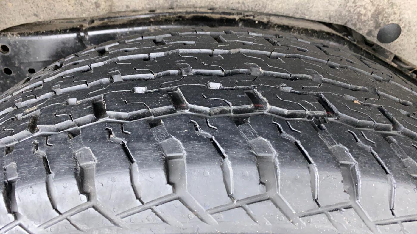 2018 Ford Endeavour 3.2l 4X4 AT Titanium, Diesel, Automatic, 35,286 km, Right Rear Tyre Tread
