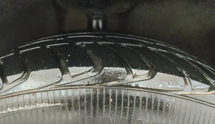 2014 Renault Duster 85 PS RXL DIESEL (OPT), Diesel, Manual, 77,496 km, Right Front Tyre Tread