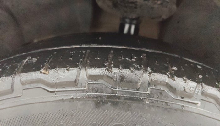 2014 Renault Duster 85 PS RXL DIESEL (OPT), Diesel, Manual, 77,496 km, Left Front Tyre Tread