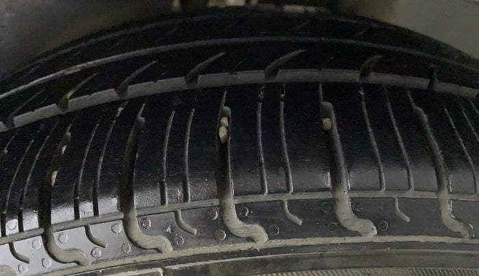 2017 Maruti Ertiga ZDI PLUS SHVS, Diesel, Manual, 96,839 km, Left Rear Tyre Tread