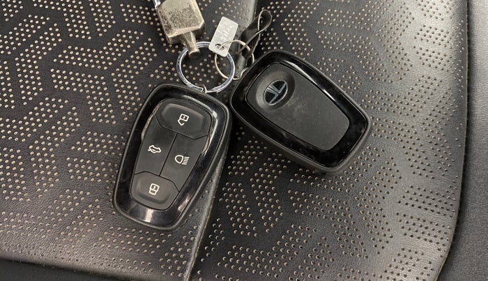 2022 Tata Harrier XZA PLUS 2.0L, Diesel, Automatic, 89,355 km, Key Close Up