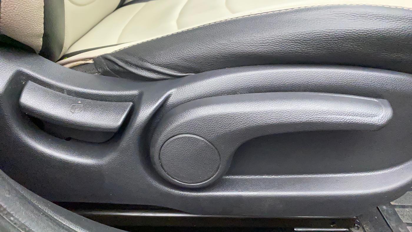 2016 Hyundai Elite i20 ASTA 1.2, Petrol, Manual, 17,389 km, Driver Side Adjustment Panel