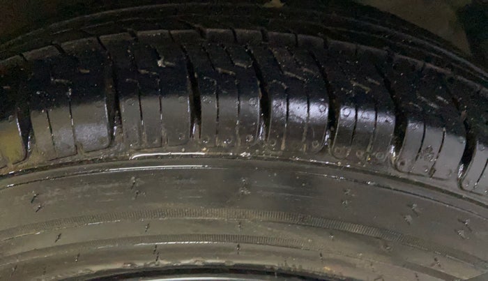 2019 Maruti Dzire VDI, Diesel, Manual, 79,636 km, Right Front Tyre Tread