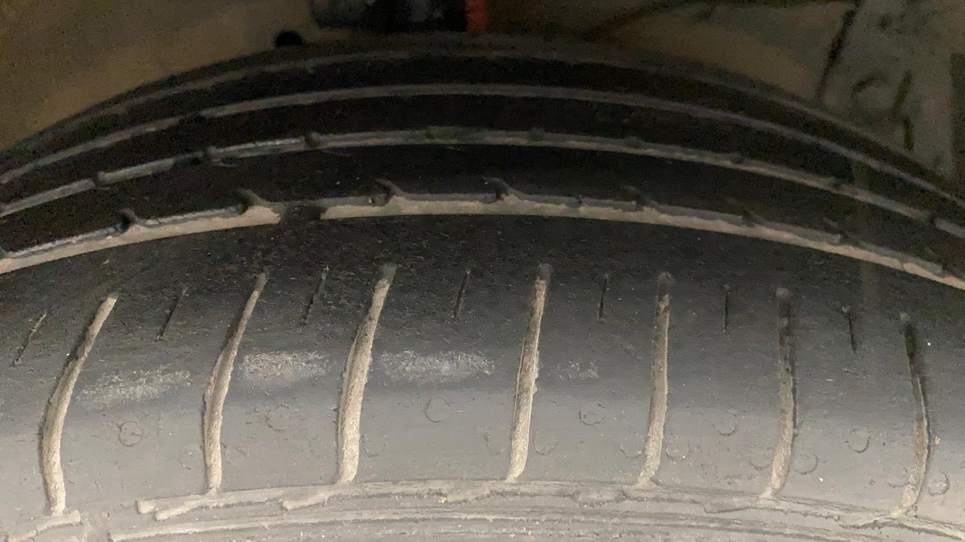 2015 Maruti Ciaz ZXI+, Petrol, Manual, 1,04,650 km, Right Front Tyre Tread