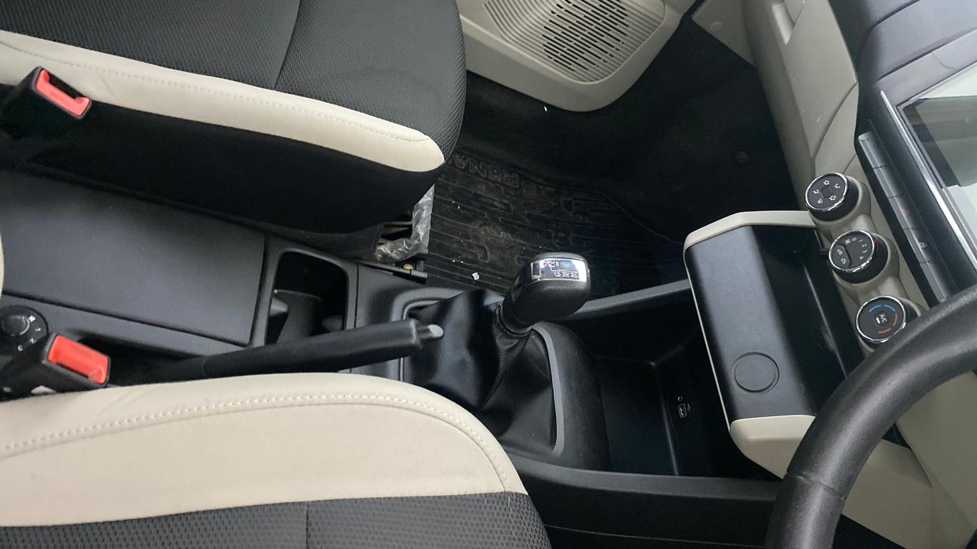 2020 Renault TRIBER RXT AMT, Petrol, Automatic, 79,389 km, Gear Lever
