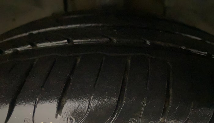 2013 Mahindra Verito 1.5 D6, Diesel, Manual, 95,734 km, Right Front Tyre Tread