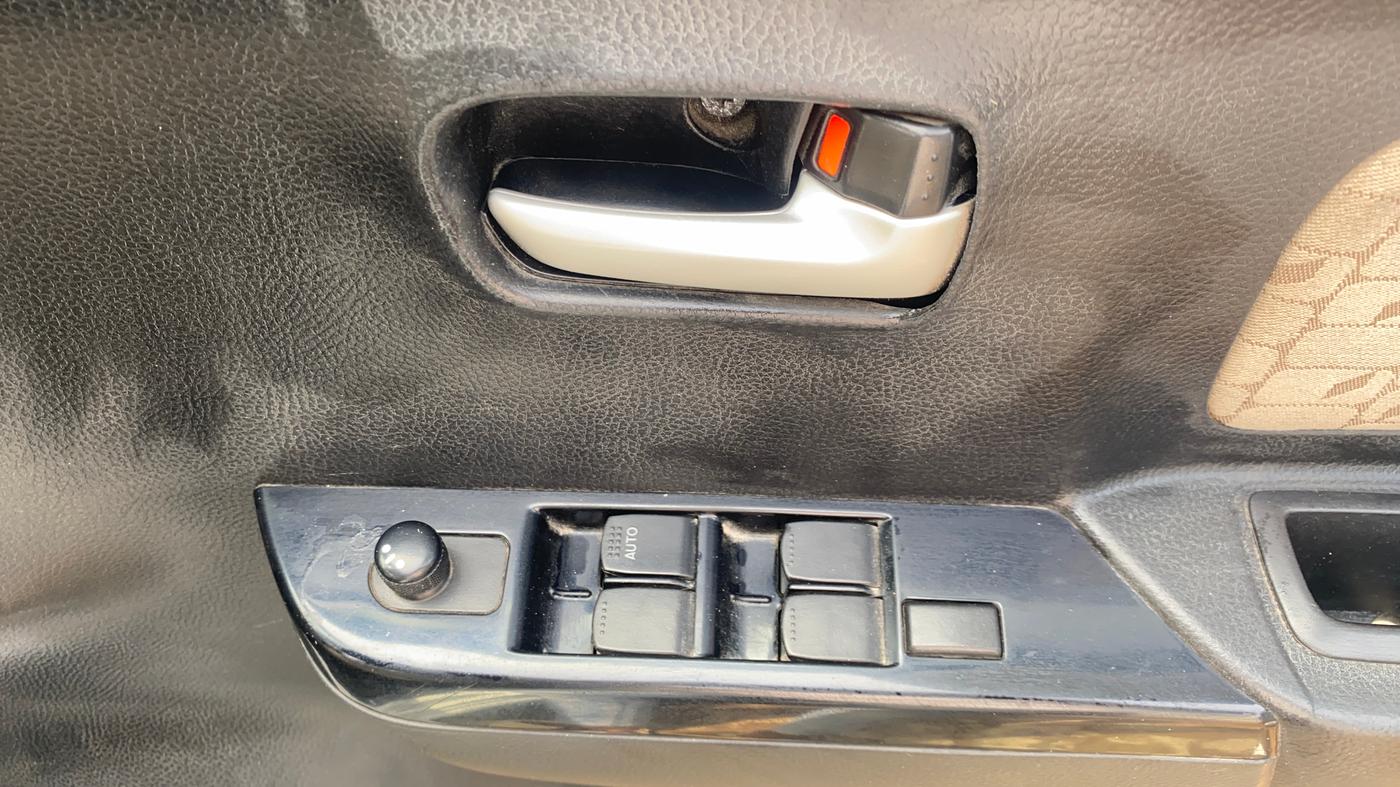 2017 Maruti Wagon R 1.0 VXI AMT, CNG, Automatic, 72,197 km, Driver Side Door Panels Control