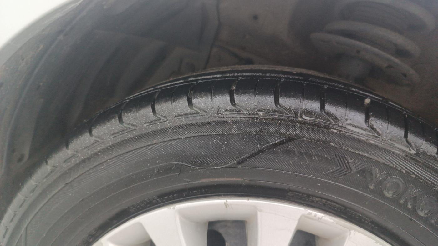 2015 Maruti Ciaz VDI +, Diesel, Manual, 1,19,921 km, Left Front Tyre Tread