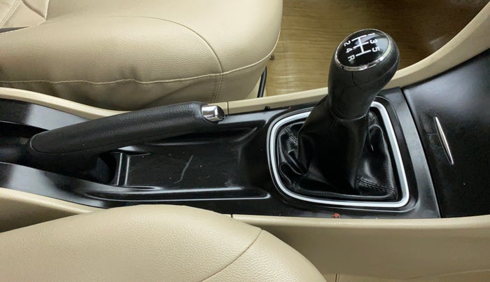 2016 Maruti Ciaz ZXI, Petrol, Manual, 57,653 km, Gear Lever