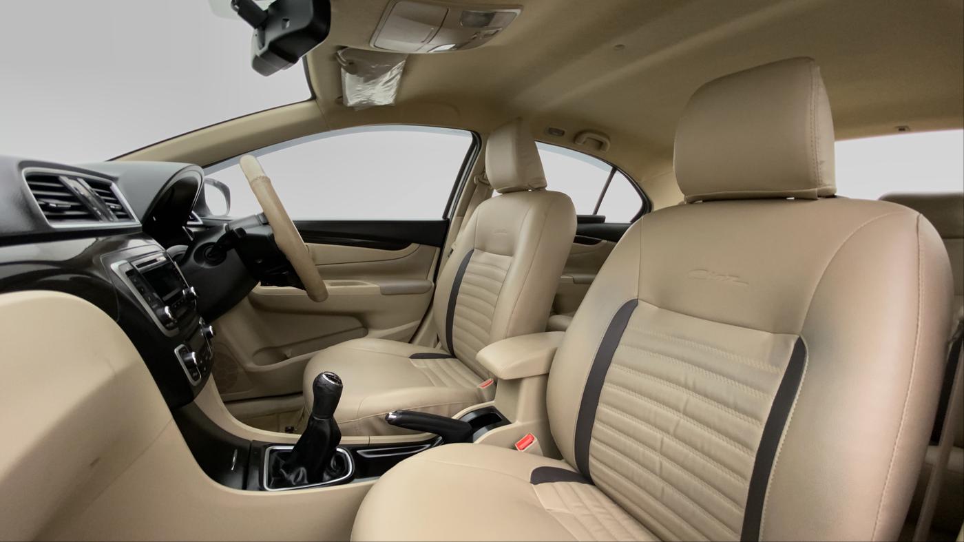 2016 Maruti Ciaz ZXI, Petrol, Manual, 57,653 km, Right Side Front Door Cabin