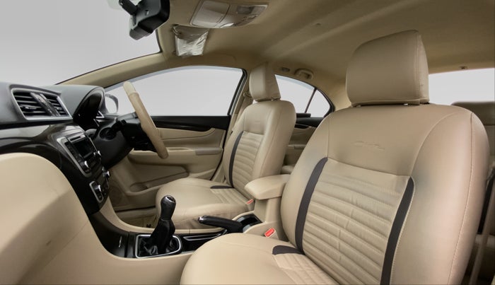 2016 Maruti Ciaz ZXI, Petrol, Manual, 57,653 km, Right Side Front Door Cabin