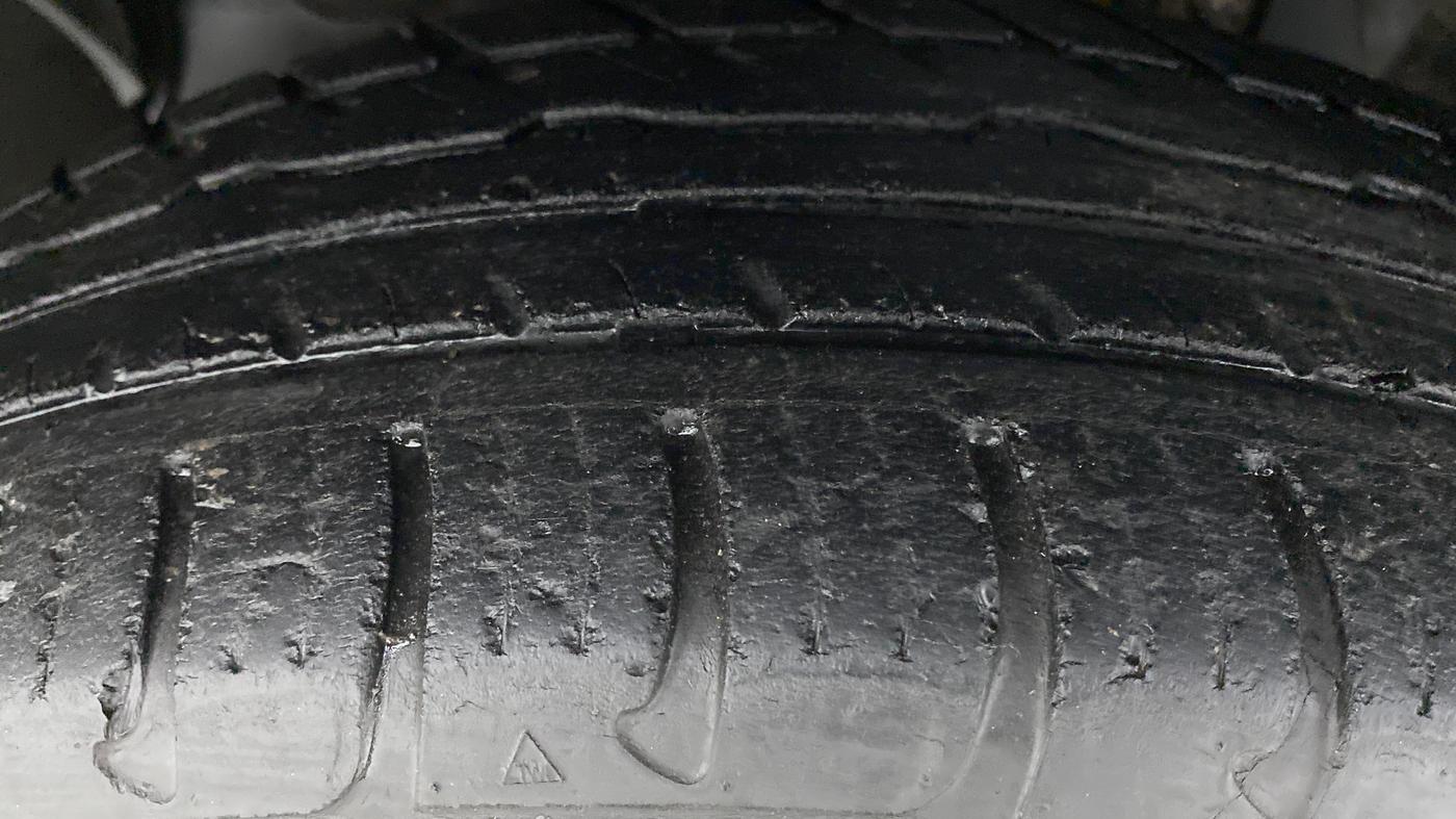 2016 Renault Duster RXZ AMT 110 PS, Diesel, Automatic, 65,544 km, Left Front Tyre Tread