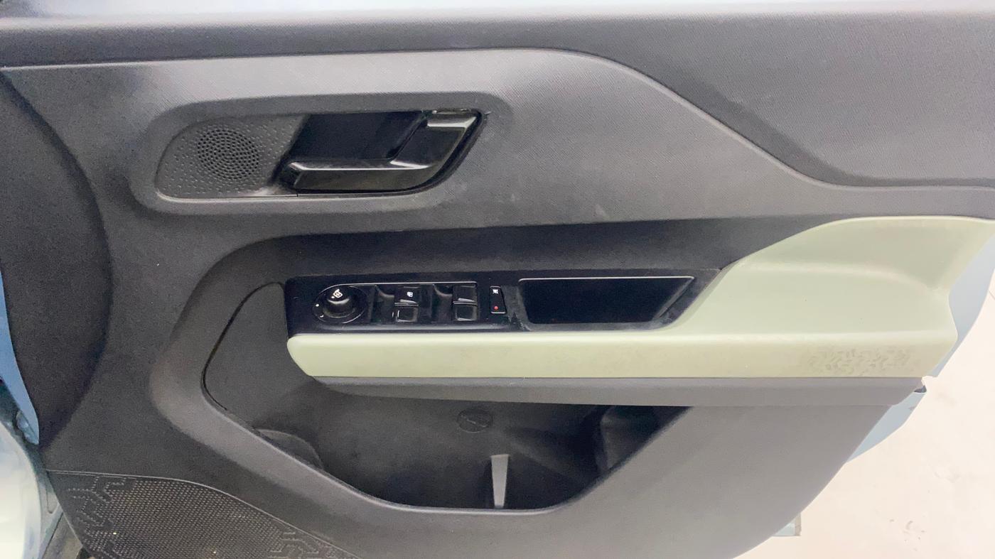 2021 Tata PUNCH ADVENTURE AMT, Petrol, Automatic, 73,695 km, Driver Side Door Panels Control