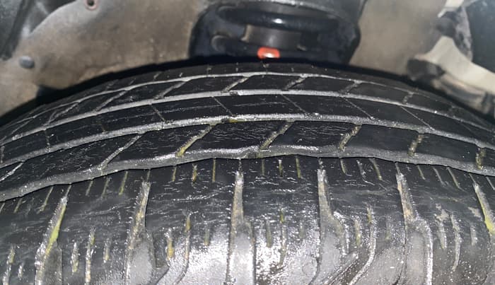 2015 Mahindra TUV300 T8, Diesel, Manual, 81,031 km, Right Front Tyre Tread