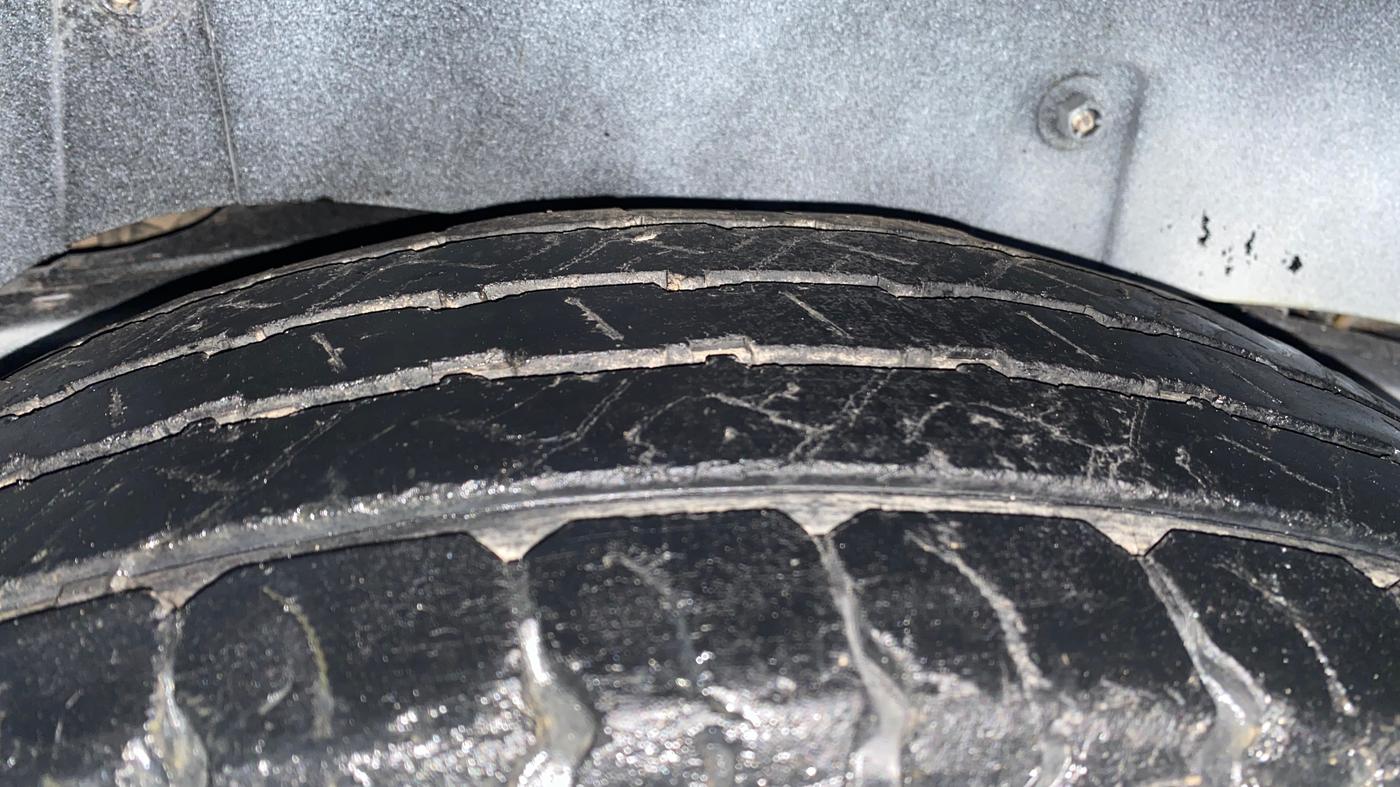2015 Mahindra TUV300 T8, Diesel, Manual, 81,031 km, Right Rear Tyre Tread