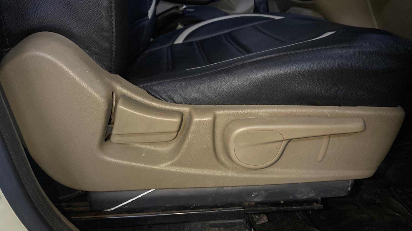 2015 Mahindra TUV300 T8, Diesel, Manual, 81,031 km, Driver Side Adjustment Panel