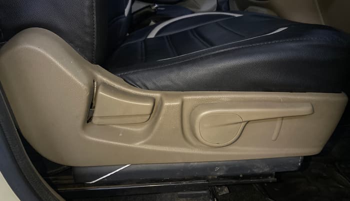 2015 Mahindra TUV300 T8, Diesel, Manual, 81,031 km, Driver Side Adjustment Panel