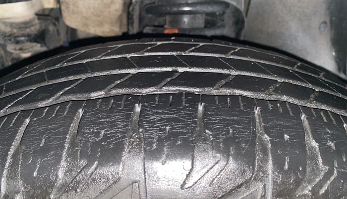 2015 Mahindra TUV300 T8, Diesel, Manual, 81,031 km, Left Front Tyre Tread