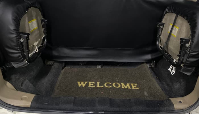2015 Mahindra TUV300 T8, Diesel, Manual, 81,031 km, Boot Inside
