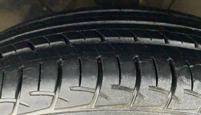 2017 Maruti Baleno DELTA PETROL 1.2, Petrol, Manual, 15,861 km, Left Front Tyre Tread