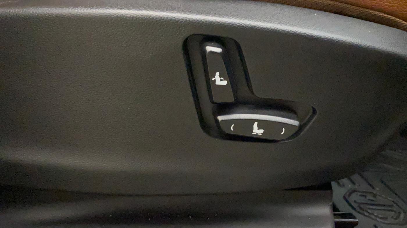2021 MG HECTOR PLUS SHARP 2.0 DIESEL TURBO MT 6-STR, Diesel, Manual, 1,07,362 km, Driver Side Adjustment Panel