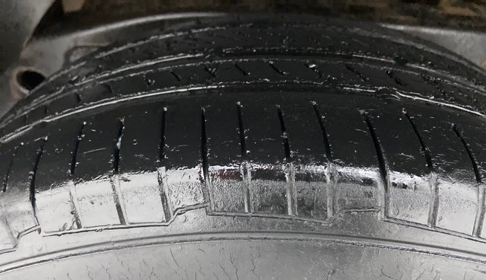 2015 Mahindra TUV300 T8 AT, Diesel, Automatic, 95,290 km, Right Rear Tyre Tread