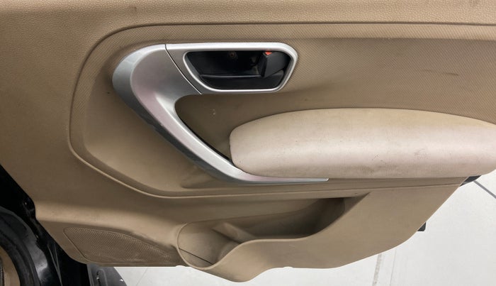 2015 Mahindra TUV300 T8 AT, Diesel, Automatic, 95,290 km, Driver Side Door Panels Control