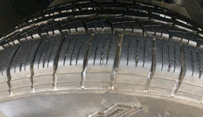 2014 Mahindra XUV500 W8, Diesel, Manual, 77,260 km, Right Front Tyre Tread