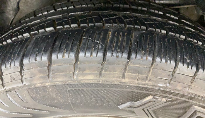 2014 Mahindra XUV500 W8, Diesel, Manual, 77,260 km, Left Rear Tyre Tread