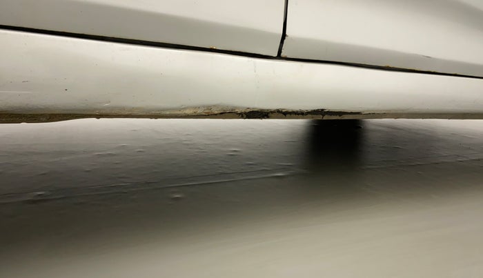 2014 Hyundai Verna FLUIDIC 1.4 VTVT, Petrol, Manual, 1,11,033 km, Right running board - Slightly rusted