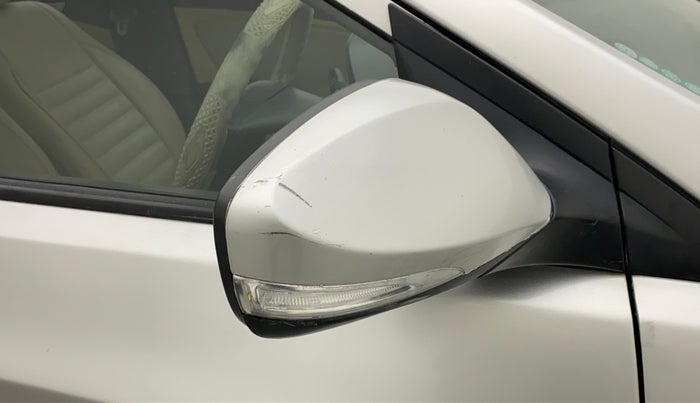 2014 Hyundai Verna FLUIDIC 1.4 VTVT, Petrol, Manual, 1,11,033 km, Right rear-view mirror - Minor scratches