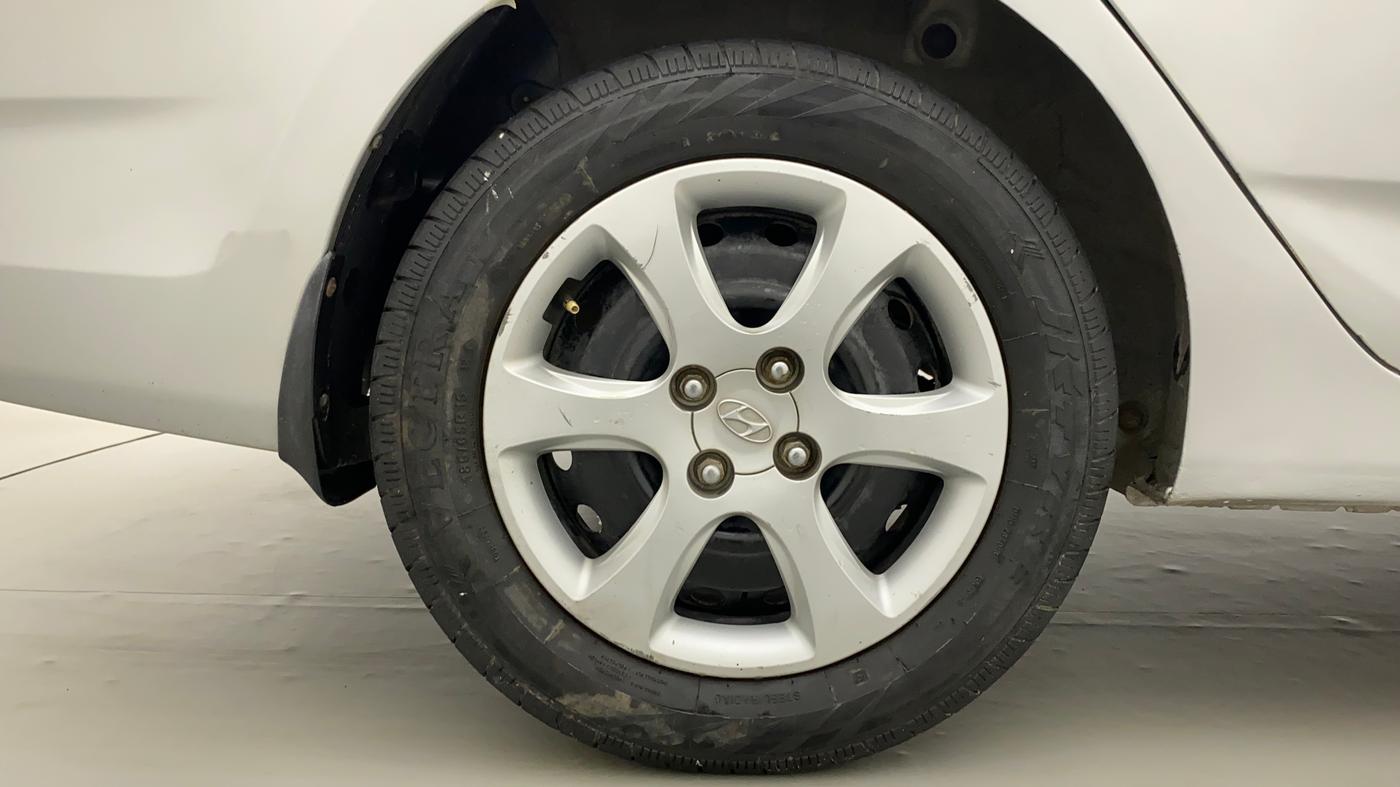 2014 Hyundai Verna FLUIDIC 1.4 VTVT, Petrol, Manual, 1,11,033 km, Right Rear Wheel
