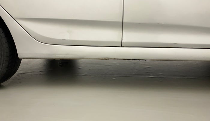2014 Hyundai Verna FLUIDIC 1.4 VTVT, Petrol, Manual, 1,11,033 km, Right running board - Slightly dented