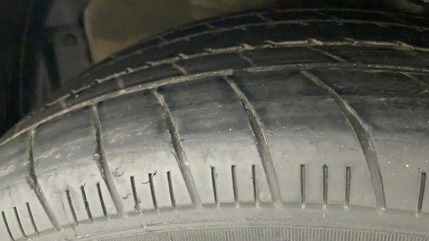 2014 Hyundai Verna FLUIDIC 1.4 VTVT, Petrol, Manual, 1,11,033 km, Left Front Tyre Tread