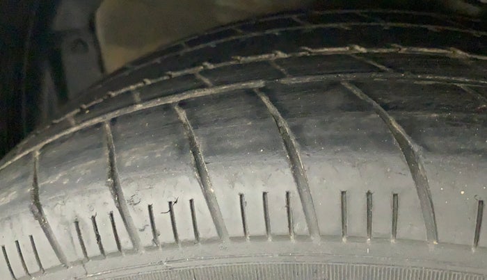 2014 Hyundai Verna FLUIDIC 1.4 VTVT, Petrol, Manual, 1,11,033 km, Left Front Tyre Tread